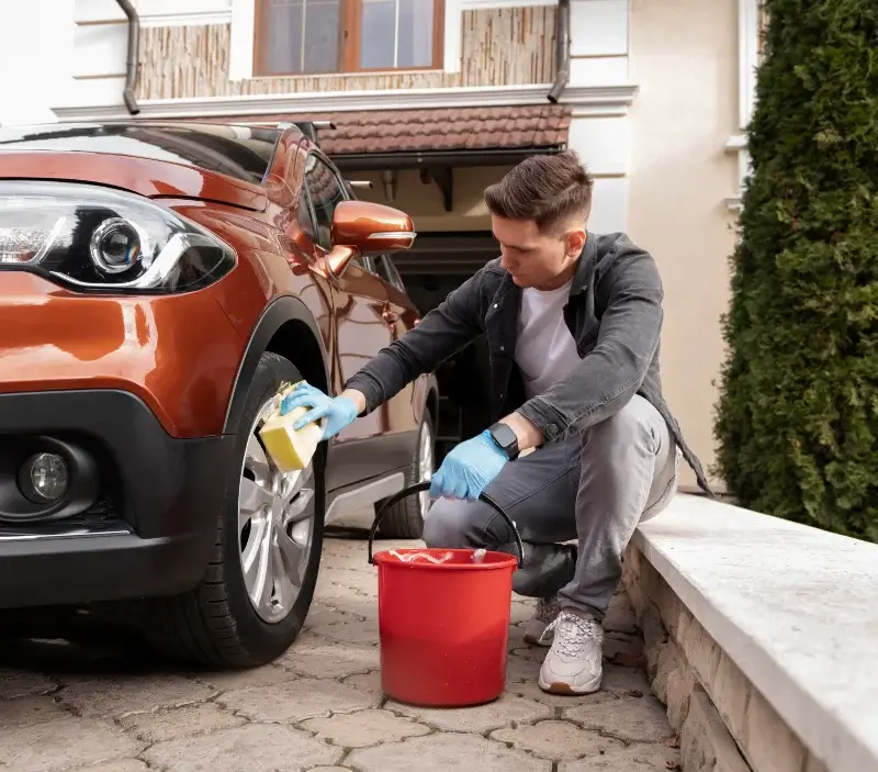 Lavage auto à domicile La Martyre : professionnel intervenant sur un véhicule